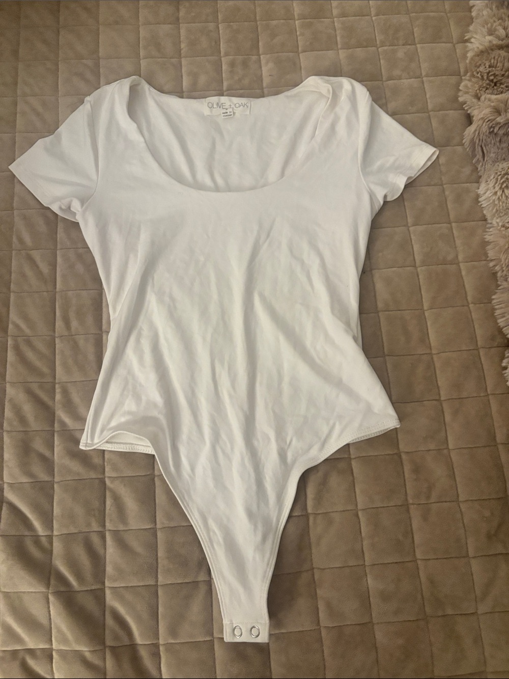 Olive & Oak White Scoop-Neck Short Sleeve Bodysuit